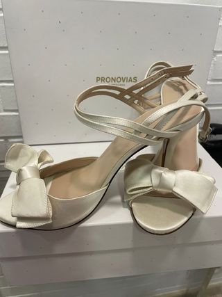 Sandalias PRONOVIAS blancas, lazo