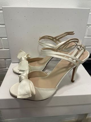 Sandalias PRONOVIAS blancas, lazo