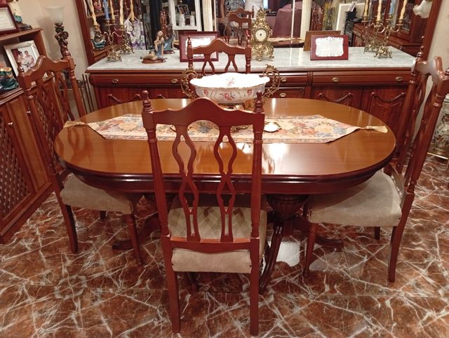 Salón con vitrina y aparador, mesa ovalada 4 silla