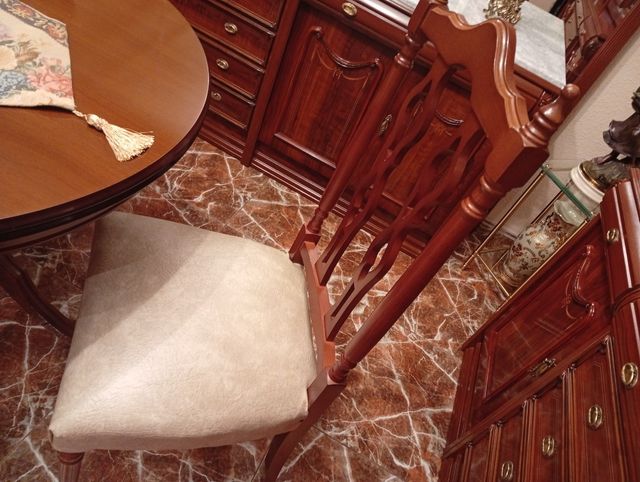 Salón con vitrina y aparador, mesa ovalada 4 silla