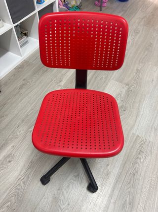 2 Sillas giratorias rojas y azules