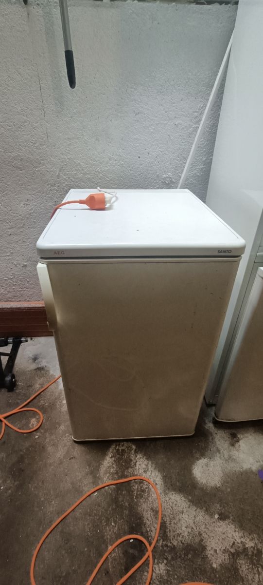 Nevera pequeña AEG Santo