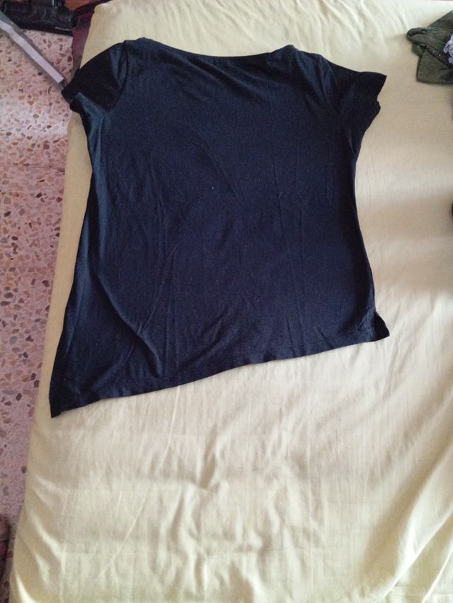 Camiseta negra estampada flores