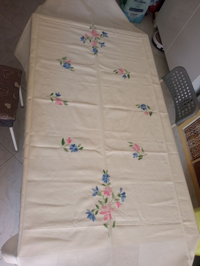 Tovaglia ricamata cotone 12