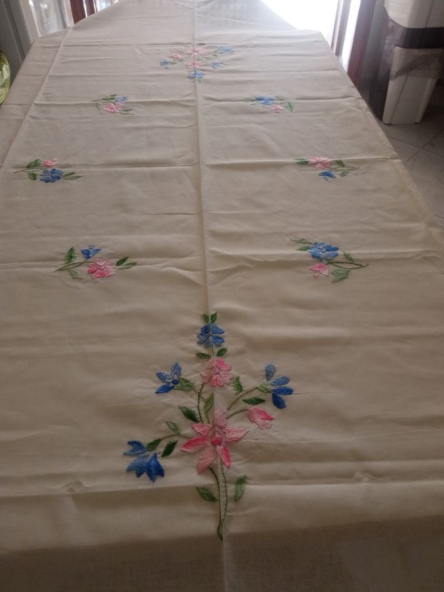 Tovaglia ricamata cotone 12