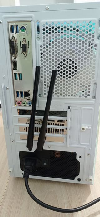 Torre PC blanca - Escritorio