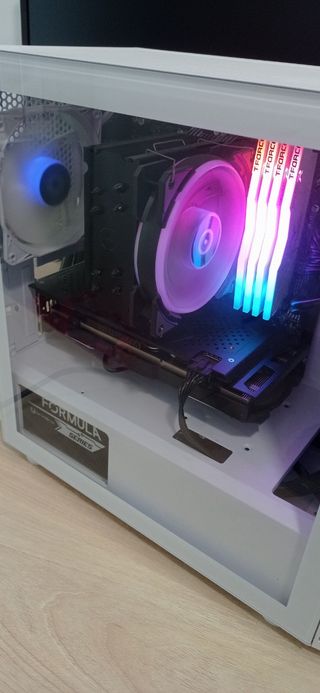 Torre PC blanca - Escritorio