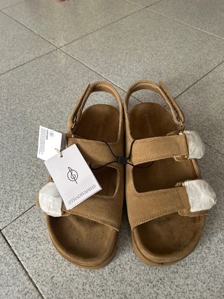 Sandalias planas Stradivarius marrón