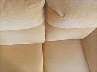 Sofá 2 plazas beige - Cojines rosa