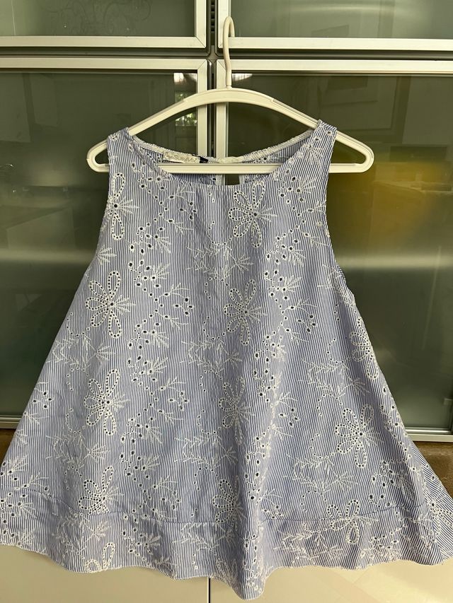 Blusa azzurra ricamata in bianco - estiva