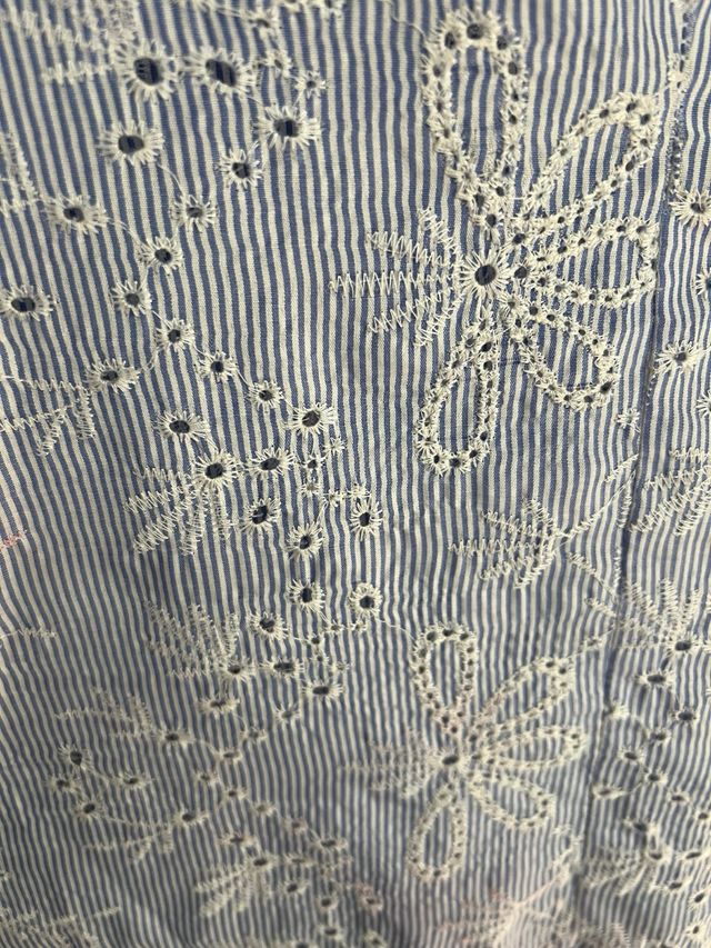 Blusa azzurra ricamata in bianco - estiva