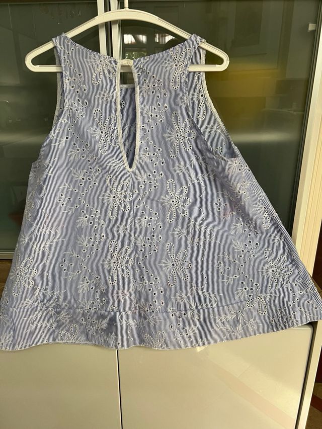 Blusa azzurra ricamata in bianco - estiva