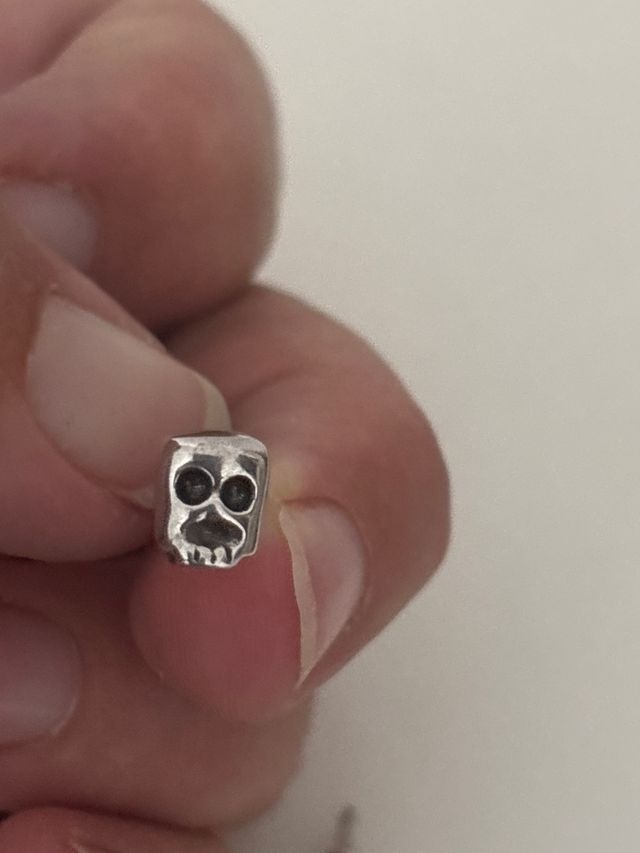 Pendiente calavera unode50 plata
