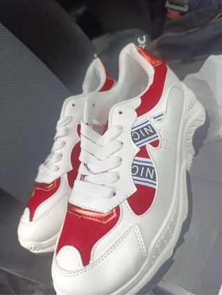 Zapatillas rojas y blancas