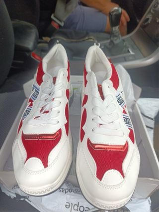 Zapatillas rojas y blancas
