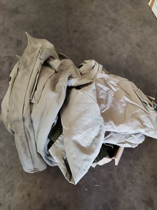 Ropa militar beige y verde oliva
