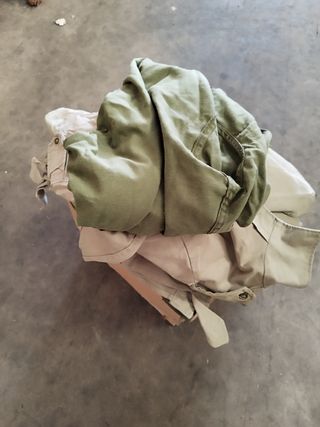 Ropa militar beige y verde oliva