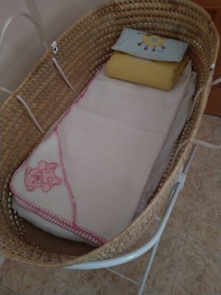 Cuna mimbre bebé + soporte y sabanas