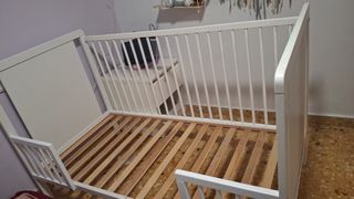 Cama infantil ajustable en altura