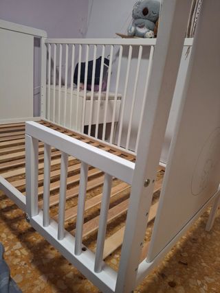 Cama infantil ajustable en altura
