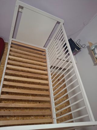 Cama infantil ajustable en altura