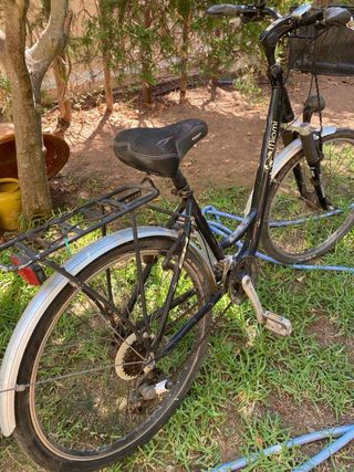 Bicicleta paseo negra c/cesta