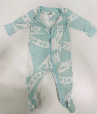 Conjunto Nike bebé: body + pantalón y pijama
