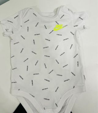 Conjunto Nike bebé: body + pantalón y pijama