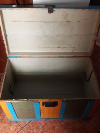 Baúl antiguo de madera azul y naranja y chapado 