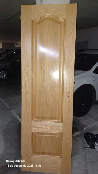 Puerta roble maciza
203 x 62 x 3,5 cm
