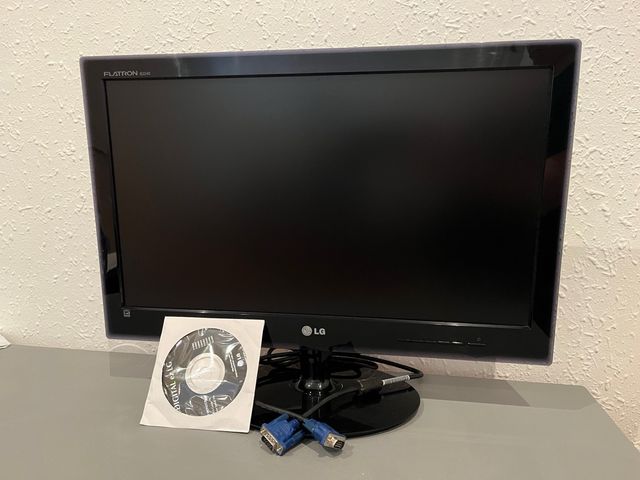 MONITOR LG 22” PANORAMICO CON CD y CABLE VGA