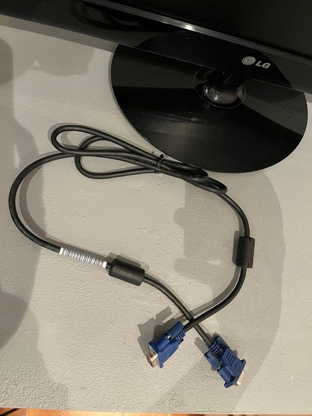 MONITOR LG 22” PANORAMICO CON CD y CABLE VGA