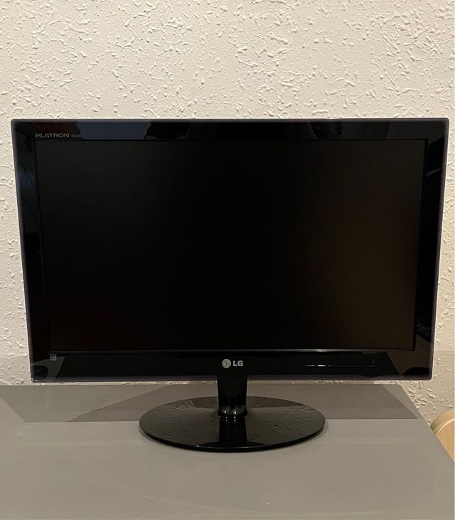 MONITOR LG 22” PANORAMICO CON CD y CABLE VGA