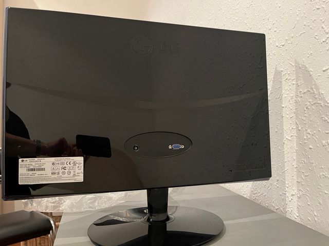 MONITOR LG 22” PANORAMICO CON CD y CABLE VGA