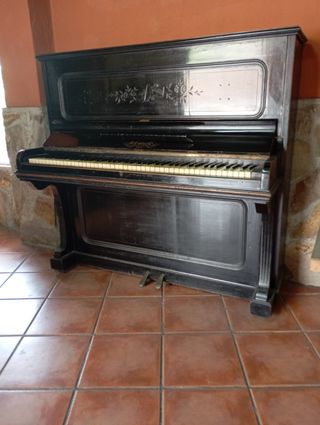Piano pared antiguo 1928