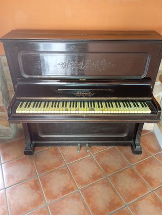Piano pared antiguo 1928