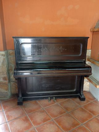 Piano pared antiguo 1928