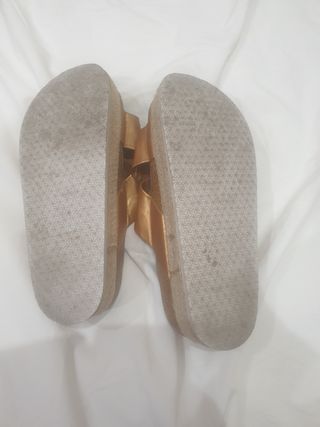 Sandalias doradas Stradiwarius