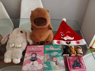 Lote de juguetes: Peluches y libros