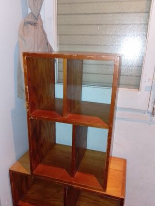 Estantería de madera marrón