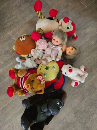 Lote de 10 peluches y muñecas