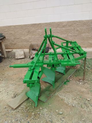 Arado vertedera de Cuatro surcos en Fraga Huesca 