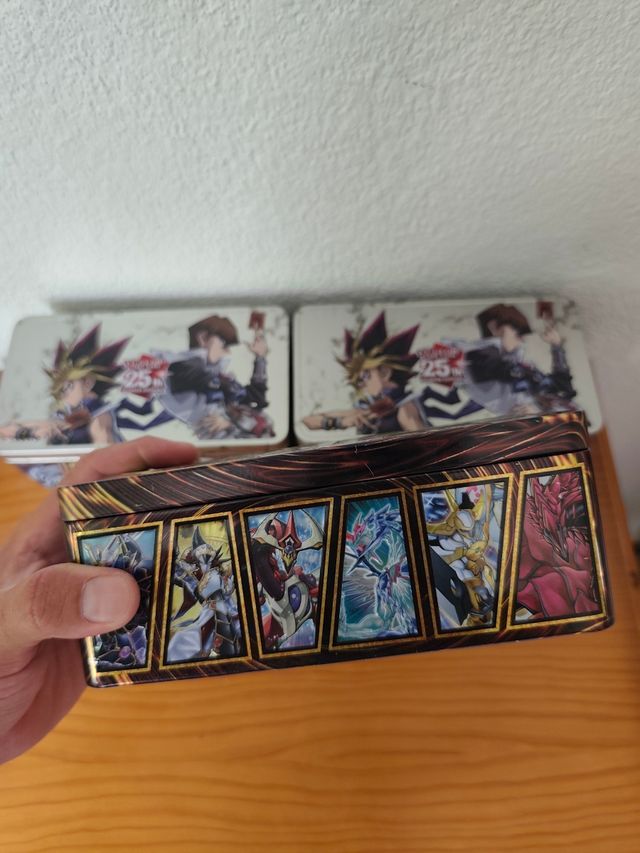 3 Cajas Metalicas llenas de cartas Yu-Gi-Oh! 25 An