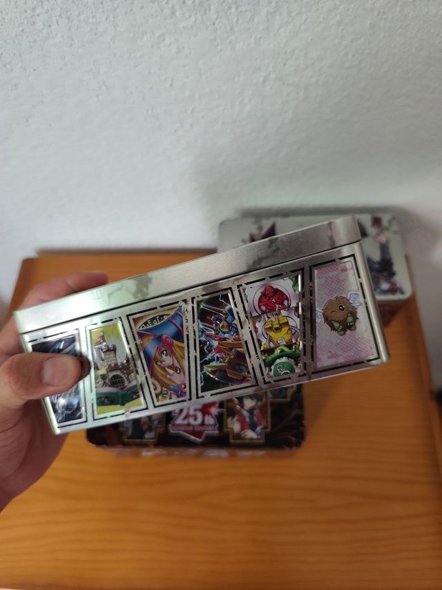 3 Cajas Metalicas llenas de cartas Yu-Gi-Oh! 25 An