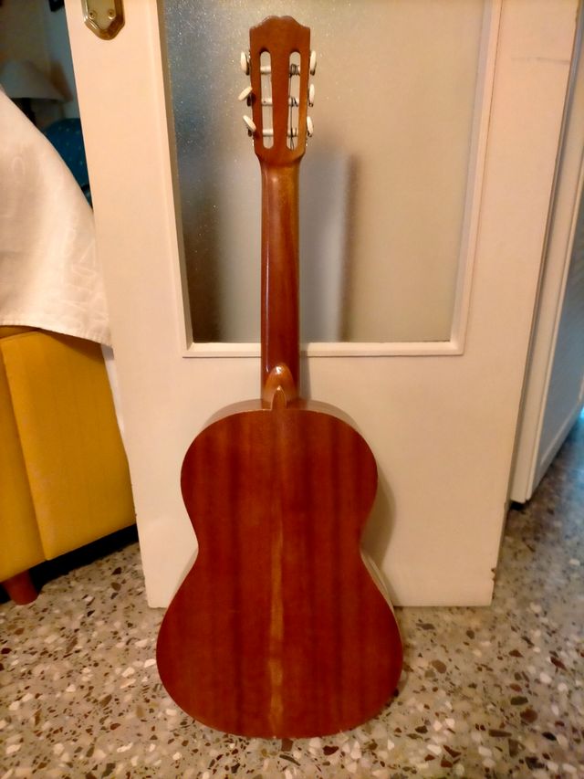 Guitarra clásica española con funda