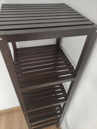Estantería de madera marrón
