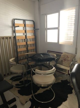 Colchón/somier 1,35 100€, mesas 25€, etc