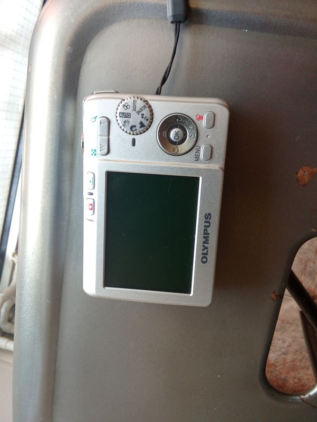 Olympus FE-190 - Cámara digital 6MPs