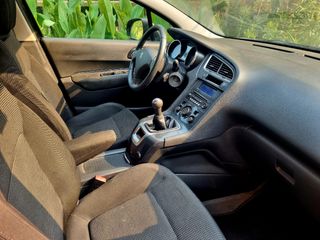Peugeot 5008 2011