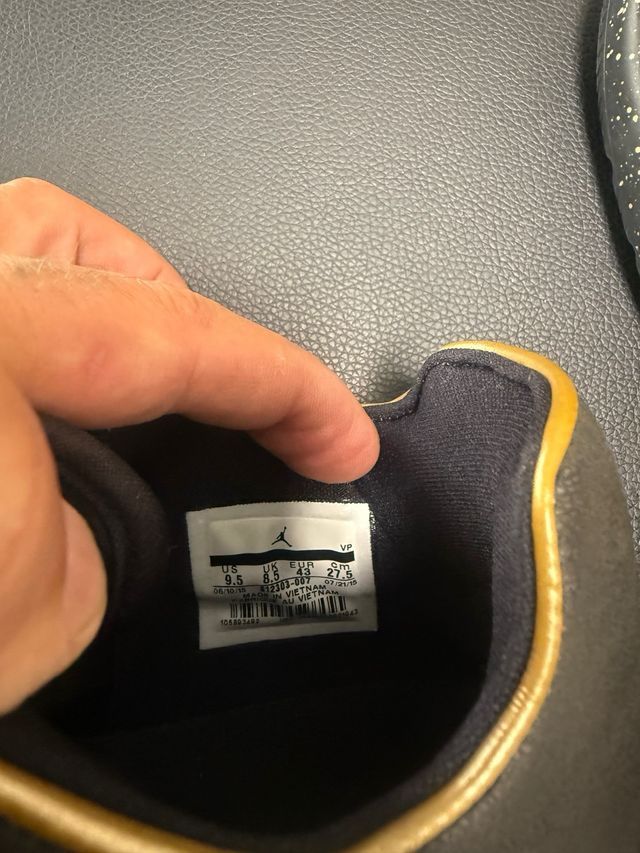 Zapatillas Air Jordan negras y doradas